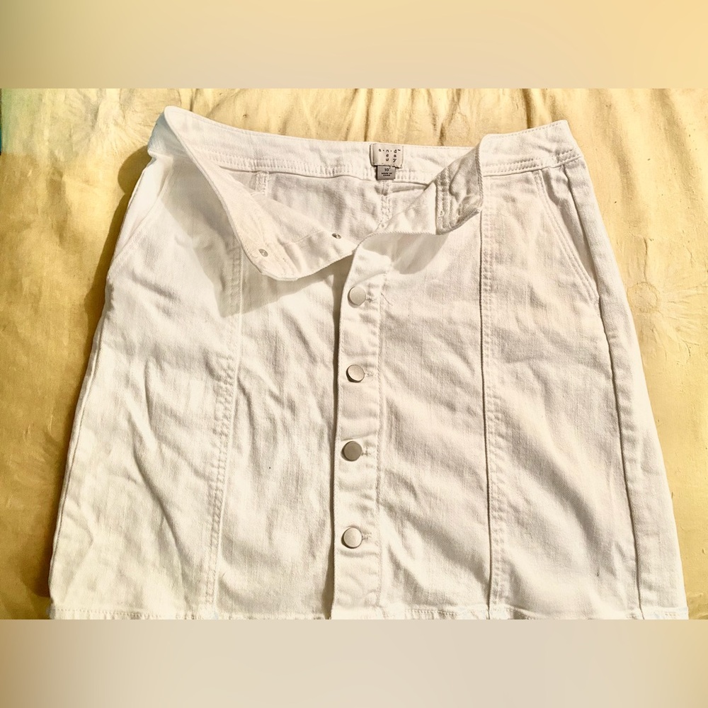 ☀️Pre- SEASON SALE☀️A new day White Button-Front Denim Skirt